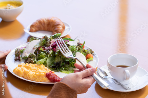 レストランで食事する女性