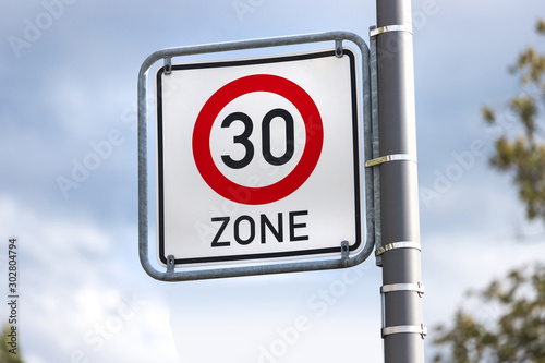 german 30s zone sign