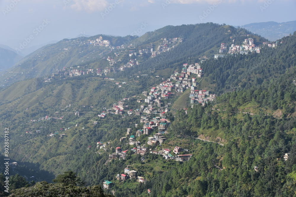 インドのヒマラヤ山岳地帯　シムラーの街並み　美しい山と青空