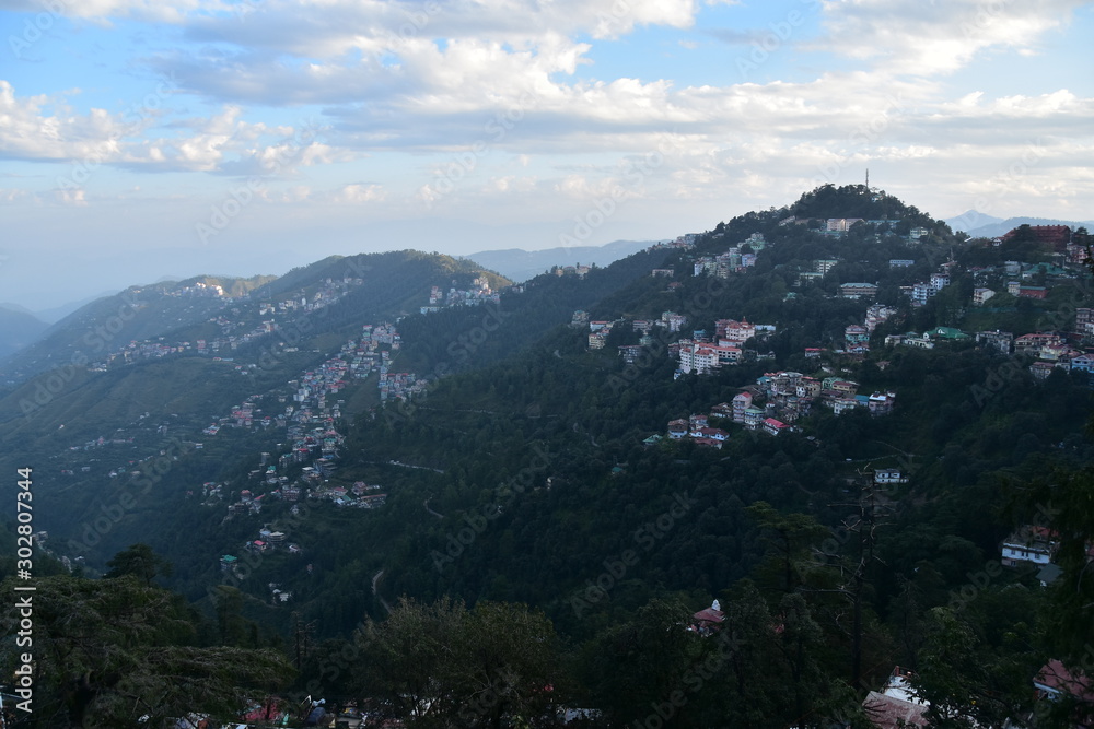 インドのヒマラヤ山岳地帯　シムラーの街並み　美しい山と青空