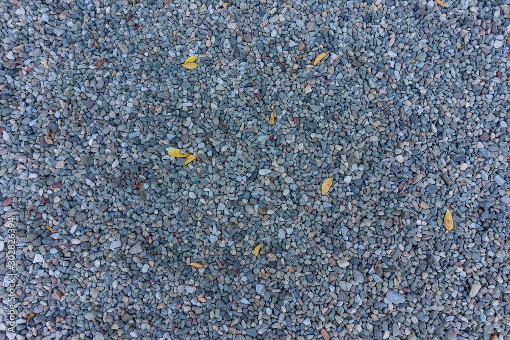 敷砂利と落ち葉