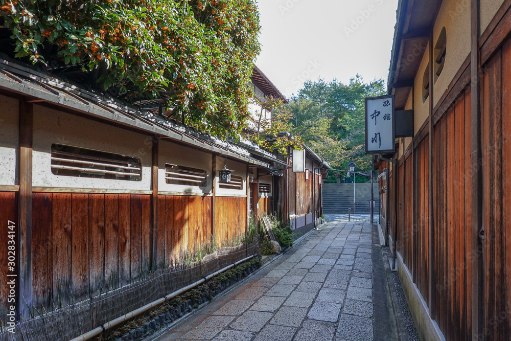 Fototapeta premium 京都らしい町並み 石塀小路