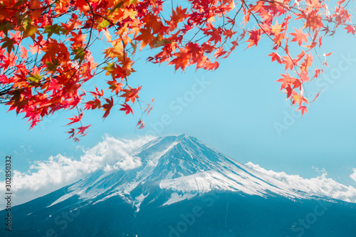 Εκτύπωση καμβά View of Kawaguchiko lake with maple leaves in front of fuji-san mountain famous place of Japan for the rourist