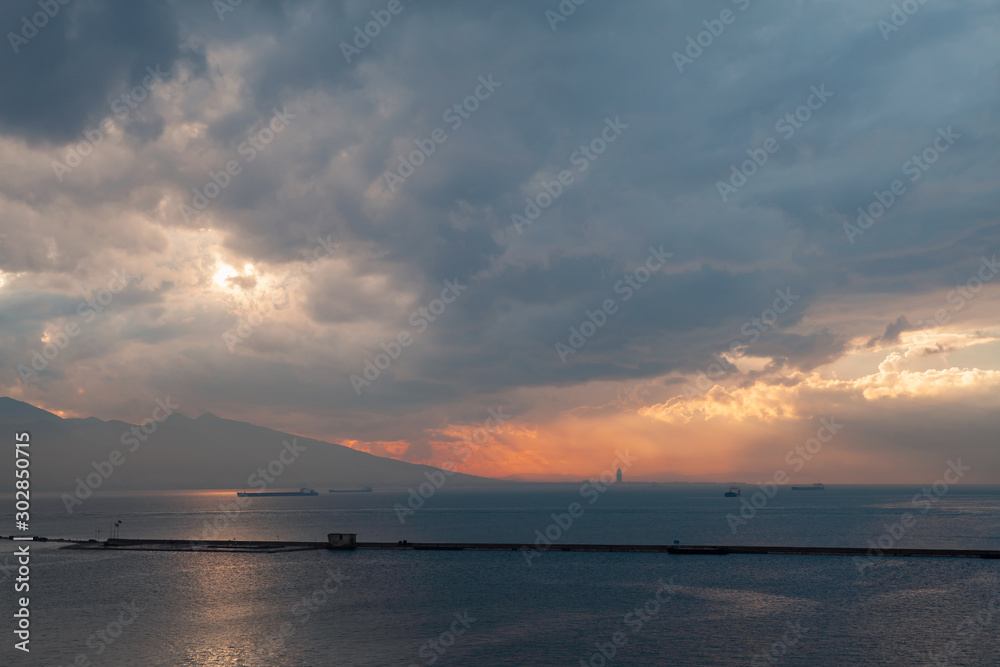 Obraz premium Dramatic sunset landscape with moody sky