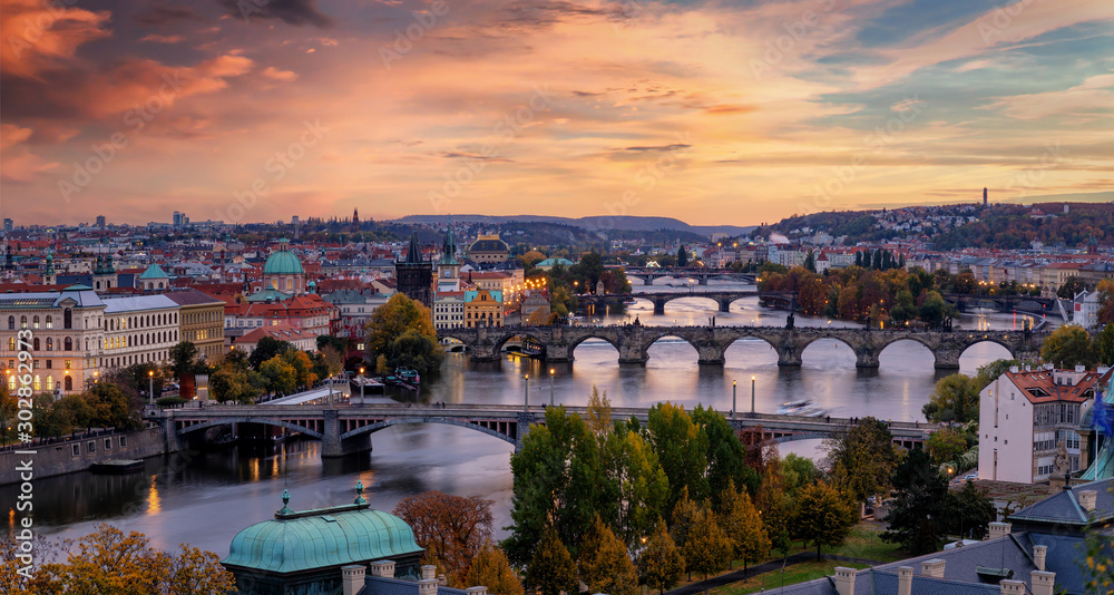 Obraz premium Blick über das beleuchtete Prag nach Sonnenuntergang am Abend im Herbst mit den zahlreichen Brücke über die Moldau, Tschechien
