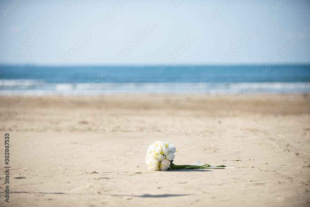 Obraz premium 砂浜とウェディングブーケ