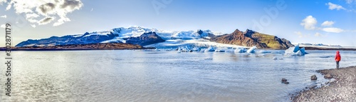 Icelandic landscape. Panorama of tourist visiting the Fjallsarlon glacier and the lagoon at sunset. © elroce