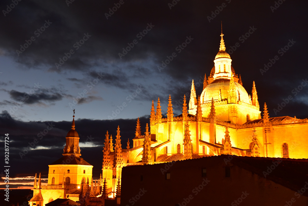 Toits de la cathédrale de Ségovie la nuit, Espagne