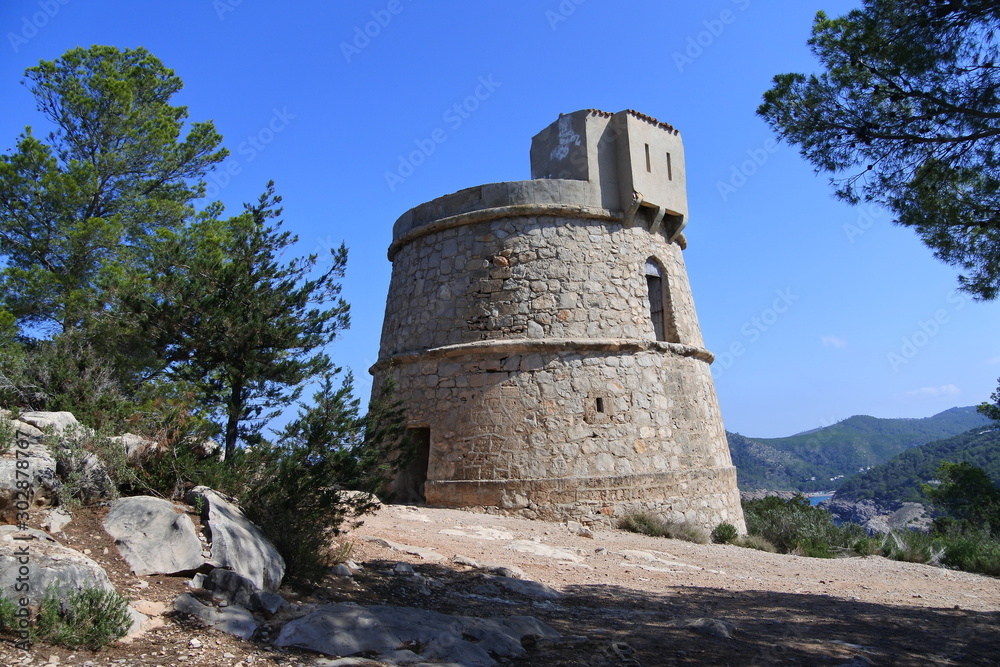 Der Torre des Molar und die Cala Benirrás auf der Insel Ibiza