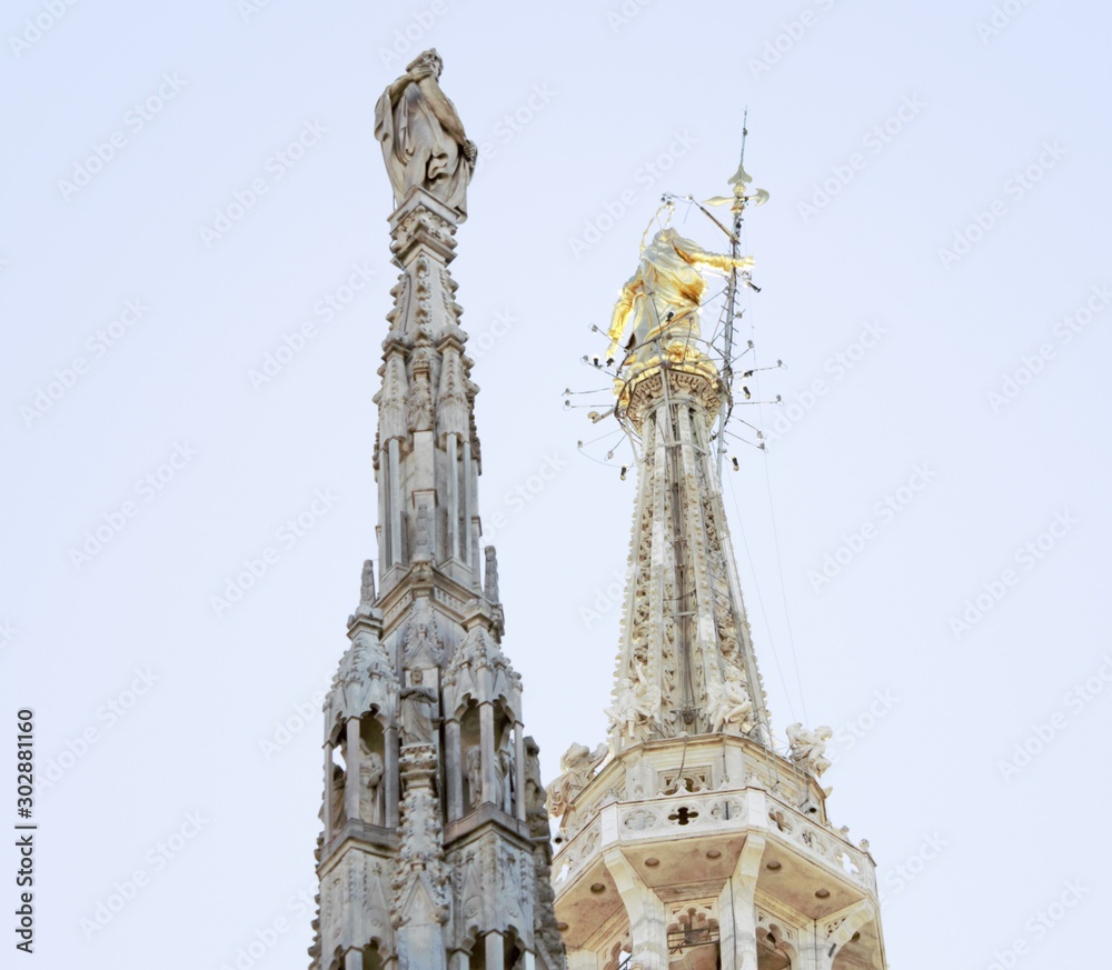 Duomo di Milano in una bellissima giornata di autunno Duomo di Milano in una bellissima giornata di autunno