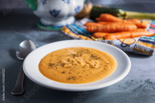 Fototapeta Naklejka Na Ścianę i Meble -  Plato de crema de verduras sobre la mesa. Bodegón gastronómico