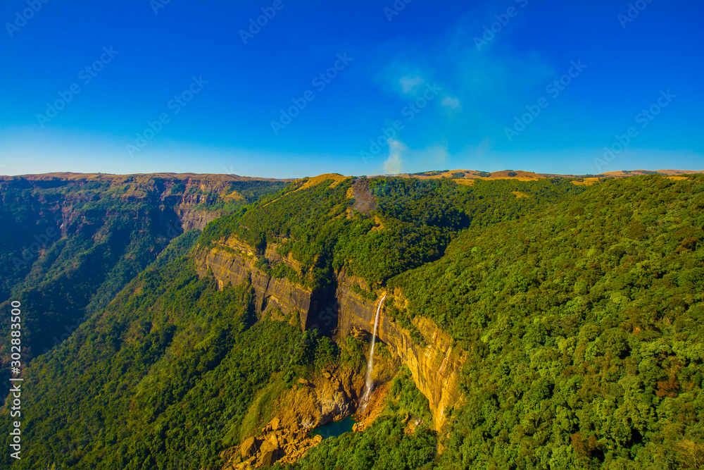 Obraz premium Noh Ka Likai Falls in Cherrapunji, Meghalaya