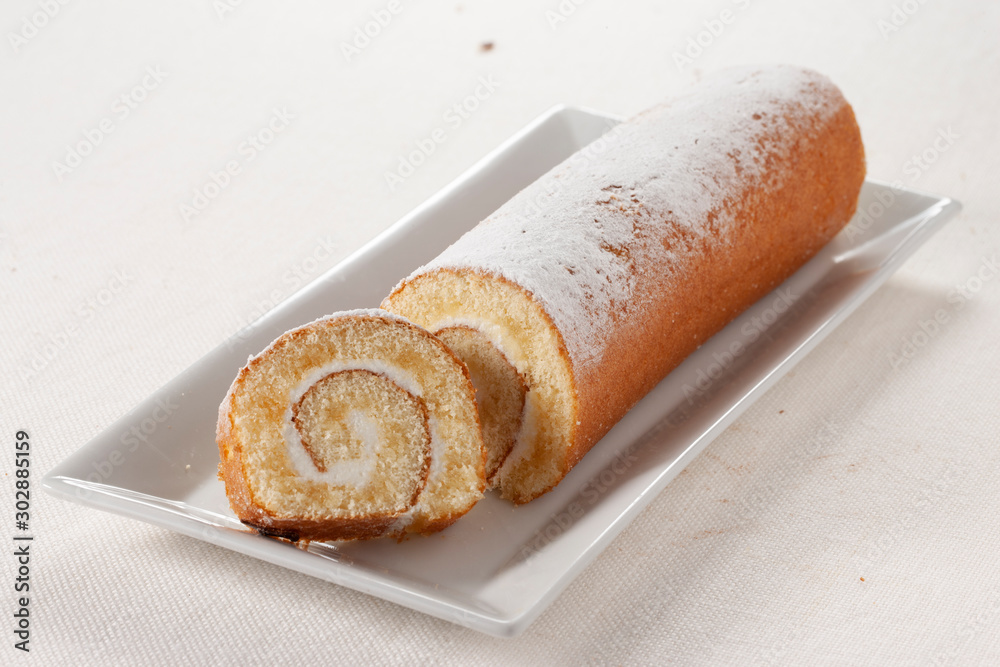 Pastelería , bizcocho relleno de crema, brazo gitano. Pastry, sponge