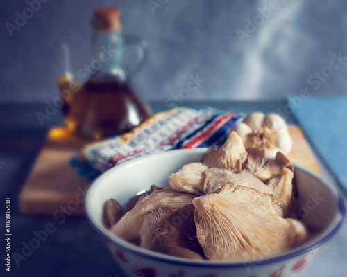 Fototapeta Naklejka Na Ścianę i Meble -  Setas en un bol en la cocina. Bodegón gastronómico