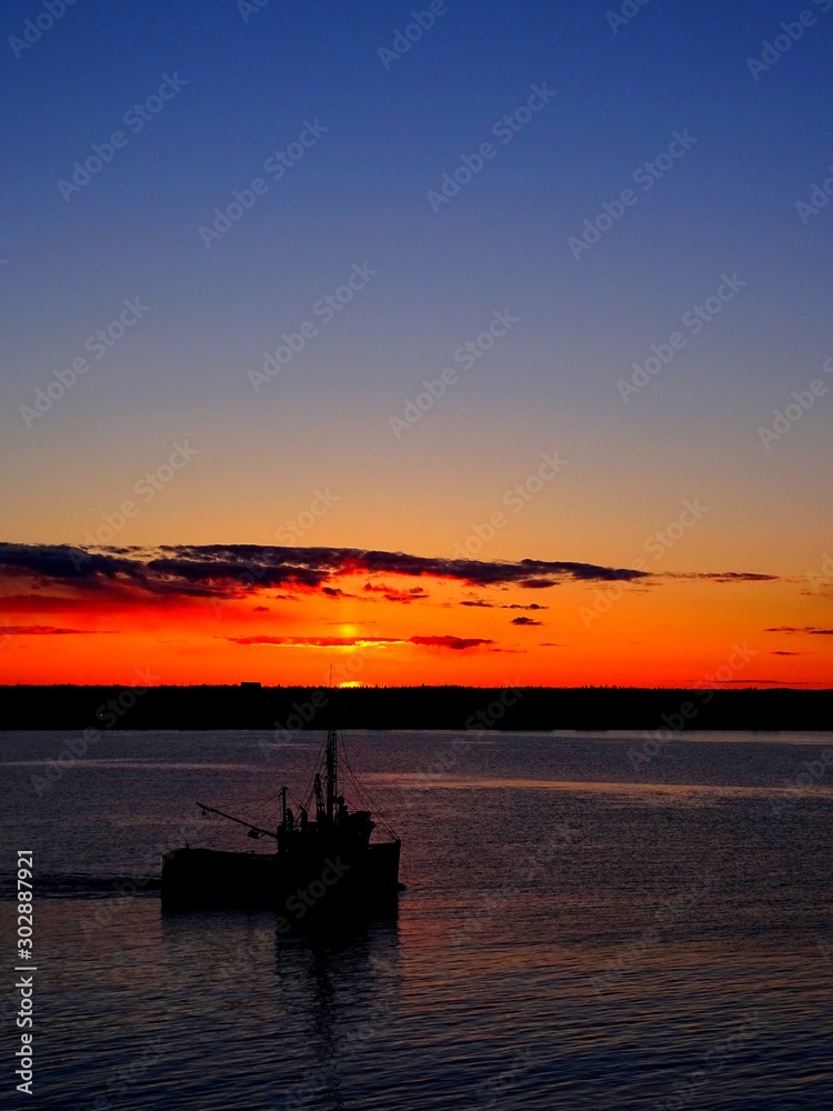 Amérique du Nord, Canada, bateaux partant à la pêche au coucher du soleil