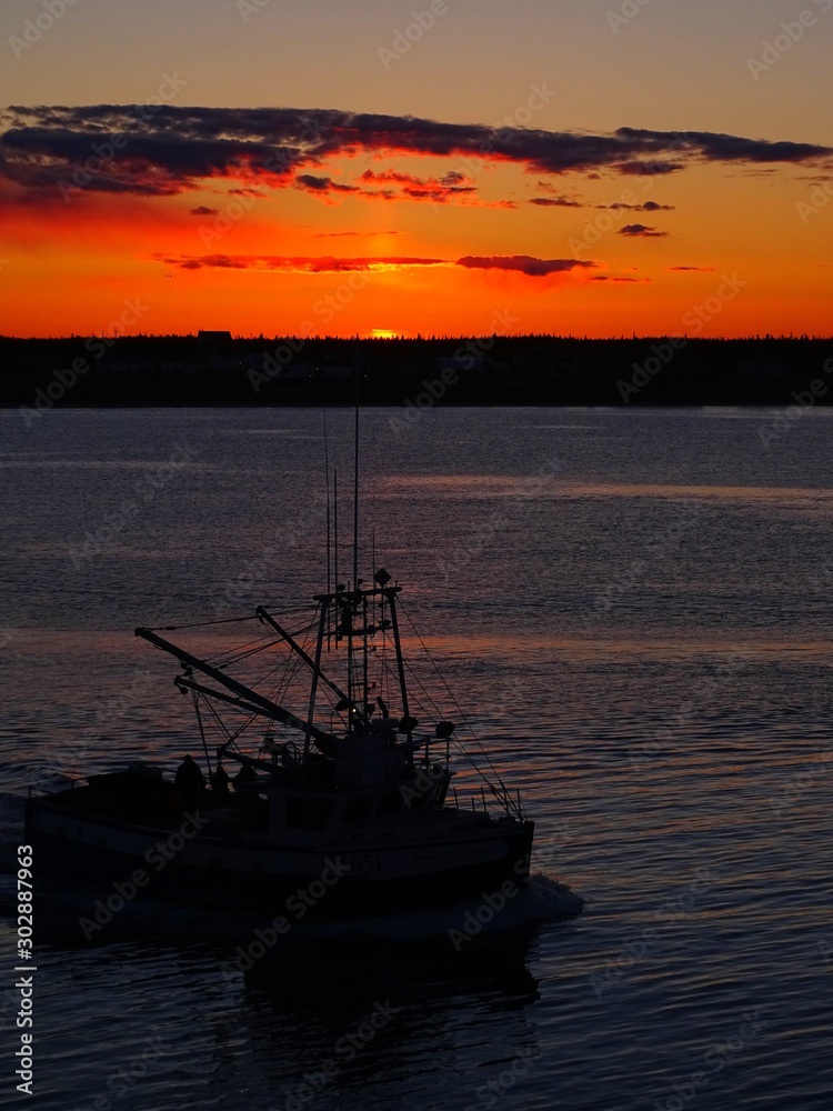 Amérique du Nord, Canada, bateaux partant à la pêche au coucher du soleil