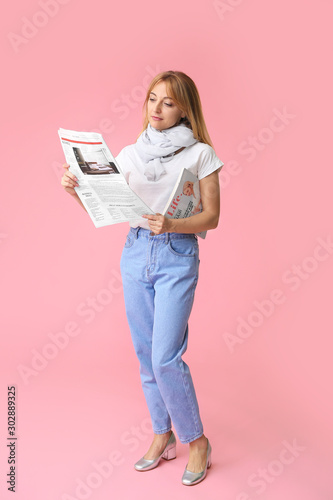 Stylish mature woman readin...