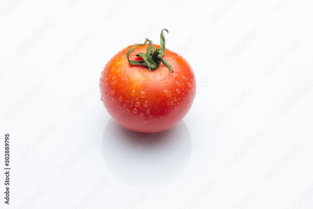 Tomate rojo y madura, preparado para poner en la ensalada y comer crudo; rico en sabor y rico en vitaminas. Tomate rojo y madura, preparado para poner en la ensalada y comer crudo; rico en sabor y rico en vitaminas.