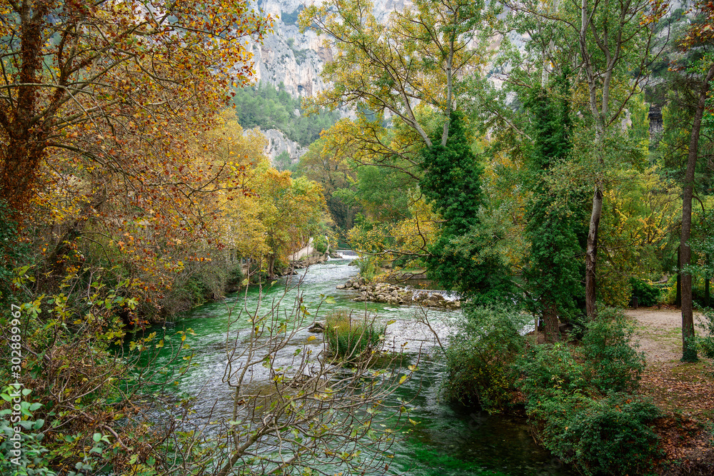 Vue sur la rivière Sorgue, Provence, France, village Fontaine de Vaucluse.