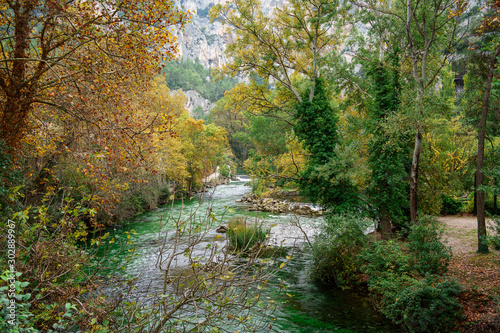 Obraz na płótnie Vue sur la rivière Sorgue, Provence, France, village Fontaine de Vaucluse. w salonie