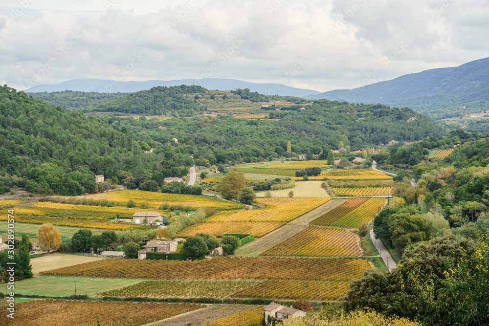 Vue panoramique sur la vallée de Luberon, en automne. Les vignes colorés, les collines. Provence, France, Ménerbes.