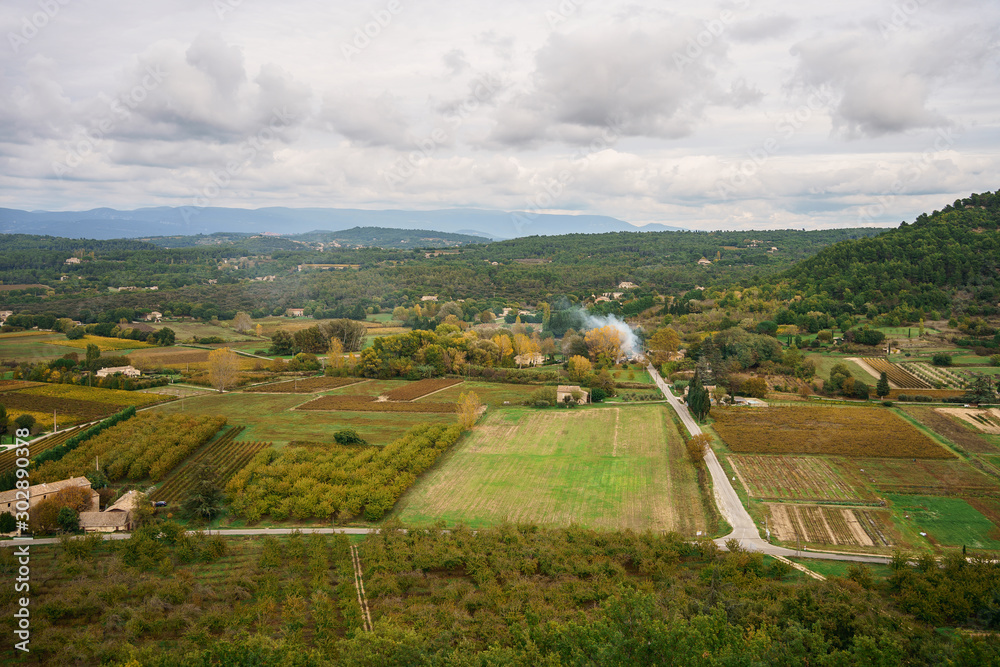 Vue panoramique sur la vallée de Luberon, en automne. Les vignes colorés, les collines. Provence, France, Ménerbes.