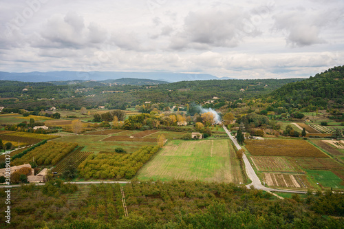 Obraz na płótnie Vue panoramique sur la vallée de Luberon, en automne. Les vignes colorés, les collines. Provence, France, Ménerbes. w salonie