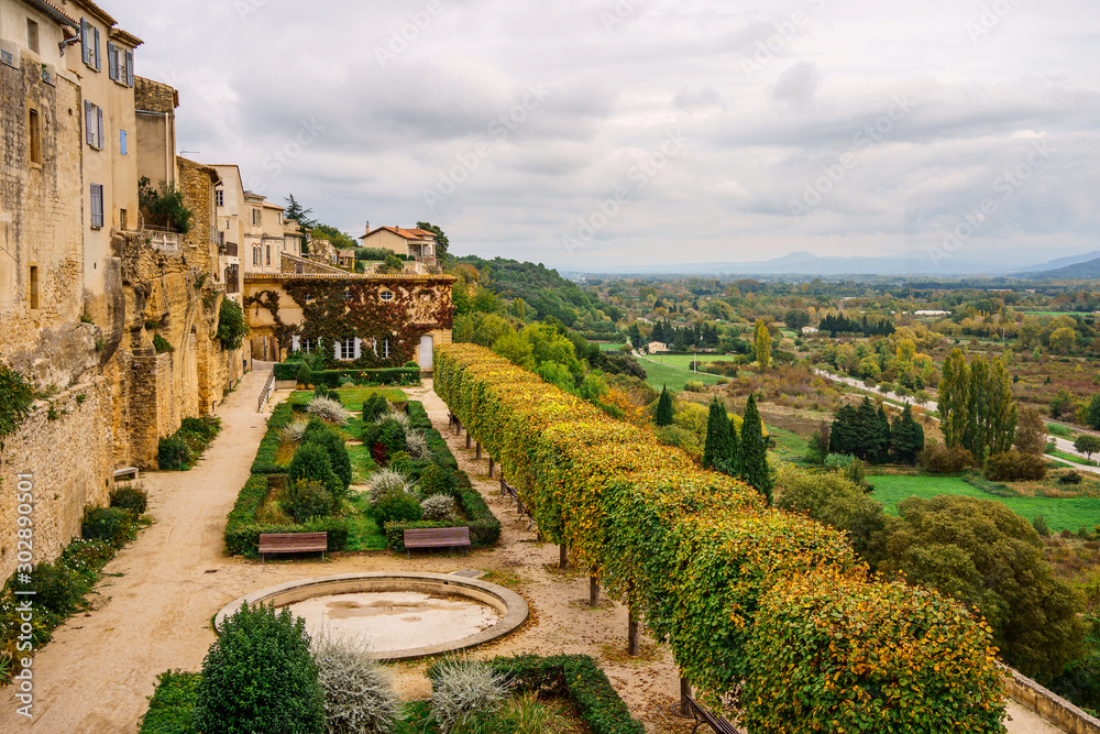 Vue sur le jardin blanc, village Lauris, Provence, Luberon, France.