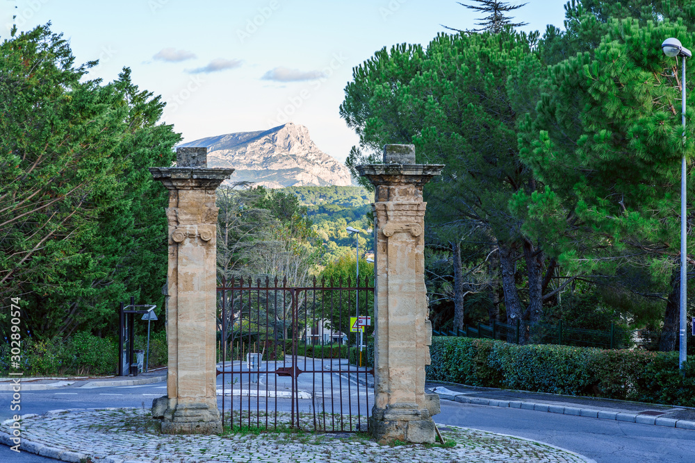 Vue sur la portail de Cézanne, monument historique à Aix-en-Provence, France. Montagne Sainte-Victoire en arrière-plan. Provence, France.