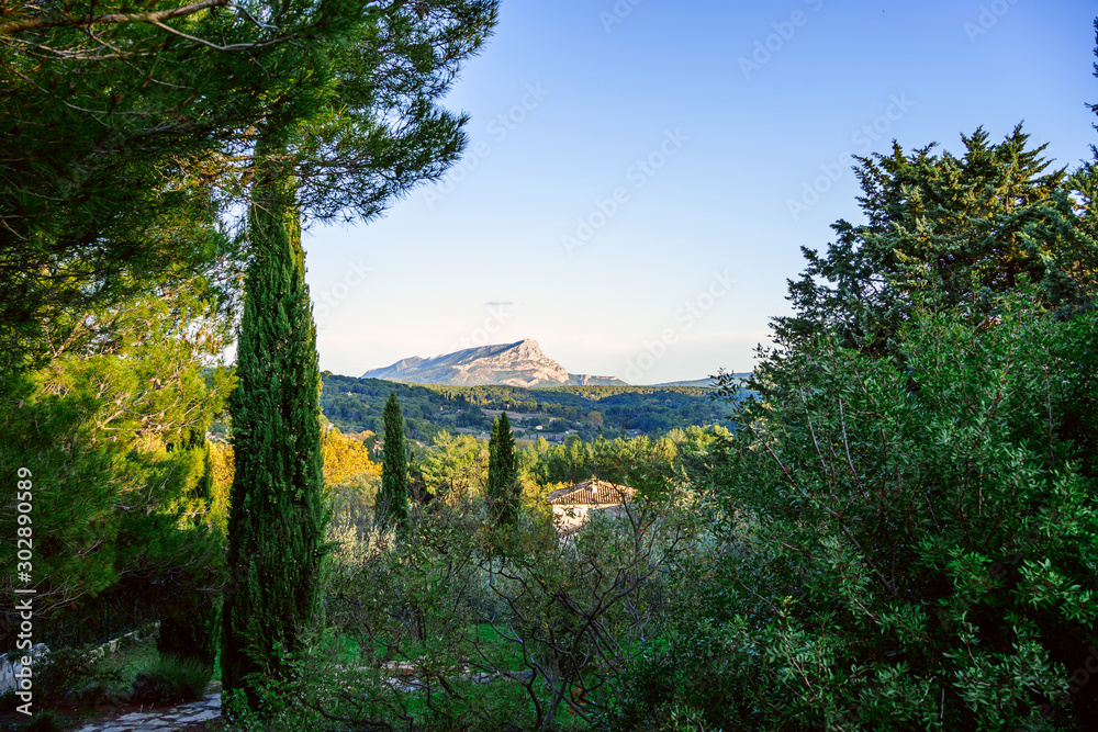 Vue panoramique sur la montagne Sainte Victoire depuis le terrain des peintres Aix-en-Provence. France.