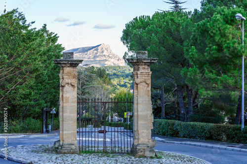 Obraz na płótnie Vue sur la portail de Cézanne, monument historique à Aix-en-Provence, France. Montagne Sainte-Victoire en arrière-plan. Provence, France. w salonie