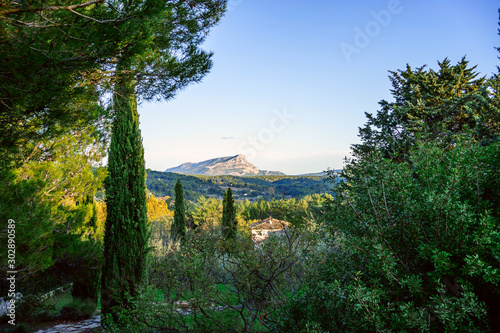 Obraz na płótnie Vue panoramique sur la montagne Sainte Victoire depuis le terrain des peintres Aix-en-Provence. France. w salonie