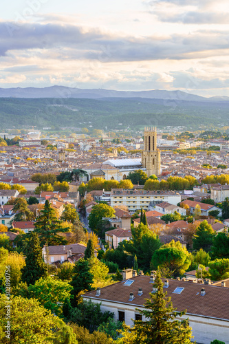 Vue panoramique sur la ville Aix-en-Provence en automne. Coucher de soleil. France, Provence.