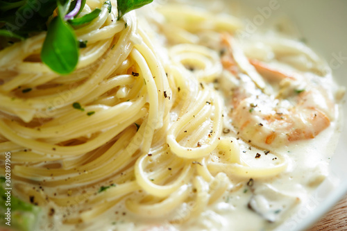 Seafood and cream sauce spaghetti 
