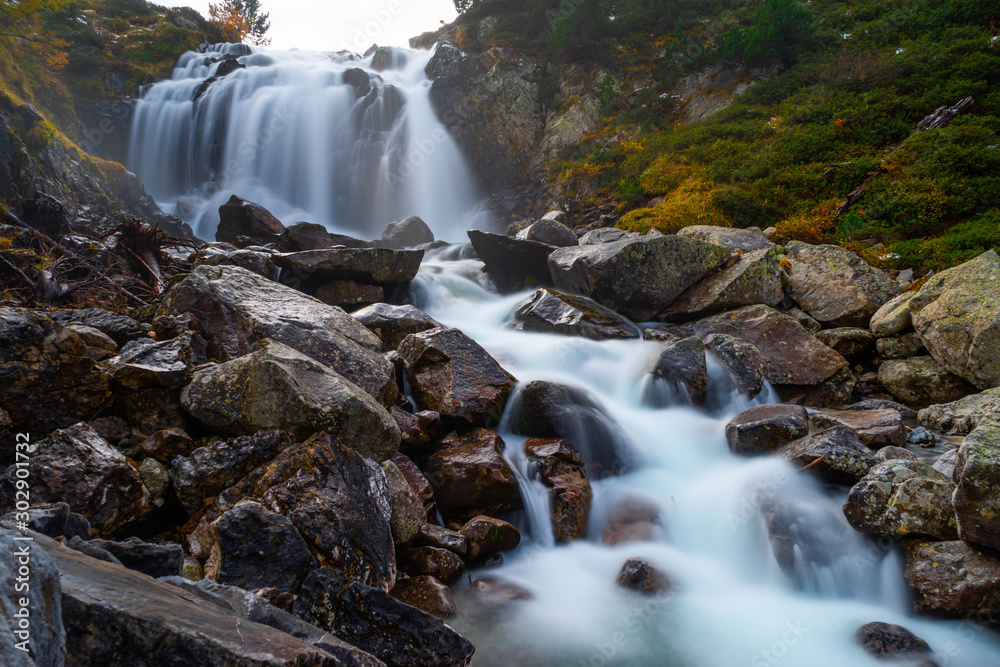 Fototapeta premium Cascada de seda en los PIRINEOS