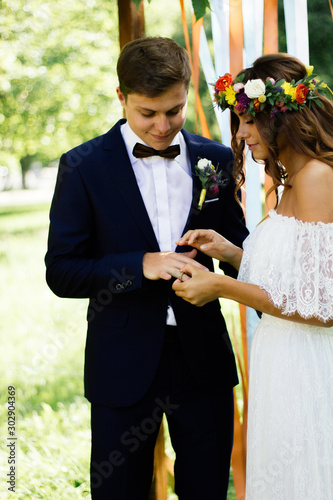 Bride put on wedding ring t...