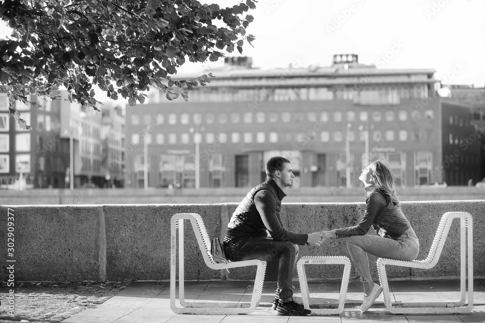 Obraz premium Beautiful young couple on date in the park