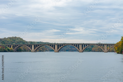 Fototapeta Naklejka Na Ścianę i Meble -  Old Concrete Arch Bridge over the Potomac River linking Washington D.C. to Arlington Virginia