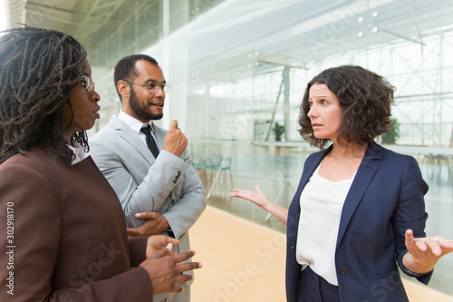 Fotografia Project leader shouting at employee outside