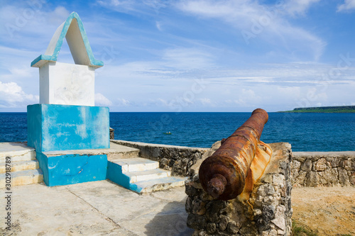 Cannon and historic lightho...