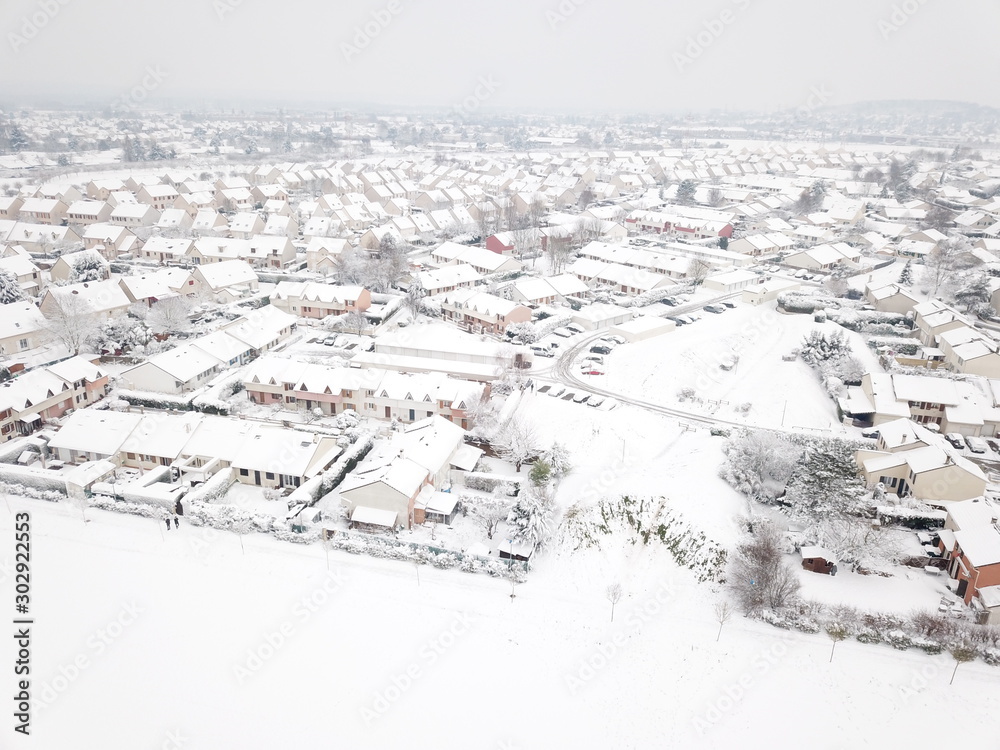ville de campagne sous épais manteau de neige, ambiance hiver de noël, plein de maison en bord de champ par temps neigeux et ciel blanc vue aérienne ville de campagne sous épais manteau de neige, ambiance hiver de noël, plein de maison en bord de champ par temps neigeux et ciel blanc vue aérienne