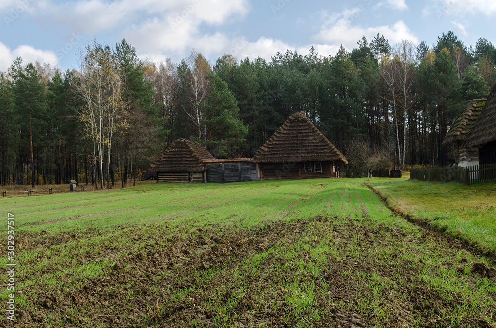 Drewniana wiejska zabudowa 