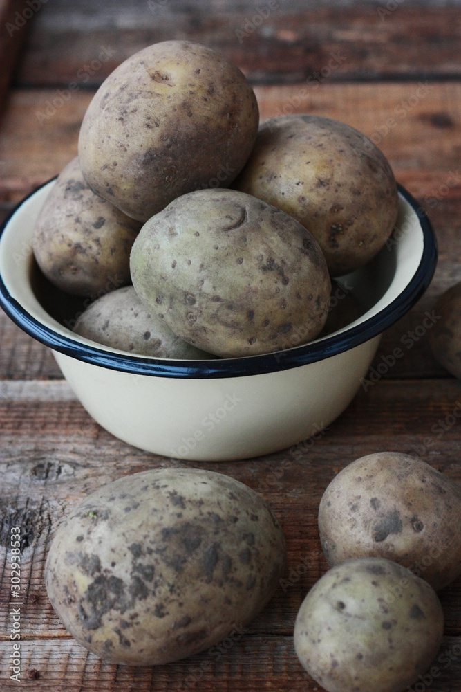 Fresh potatoes in a bowl on the table Fresh potatoes in a bowl on the table