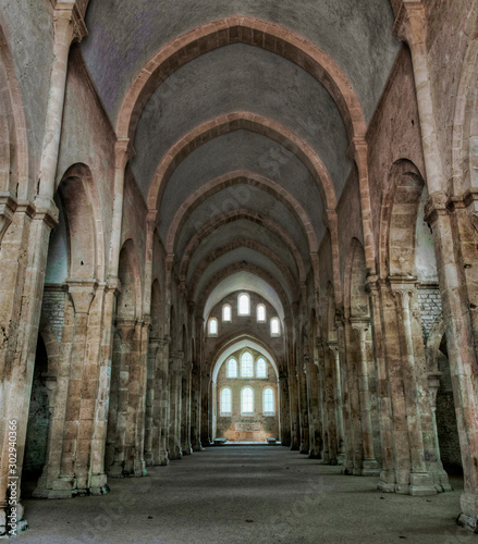 Nef de l'église abbatiale de Fontenay, France