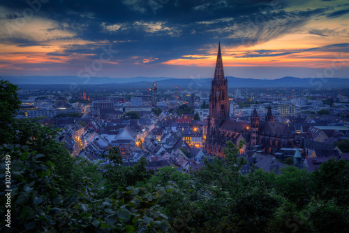 Panorama von Freiburg zur blauen Stunde