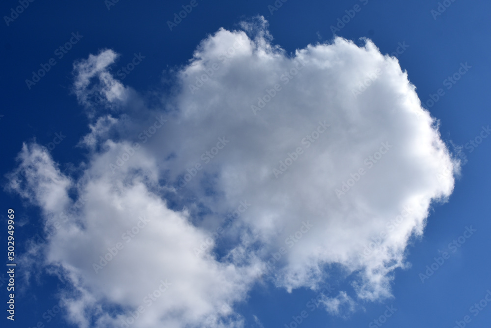 Obraz premium Dark blue sky background with doubled cloud
