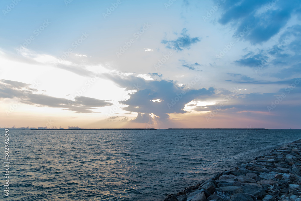 Obraz premium Scenic Sunset Sky and Cloudy Sky over Dubai , United Arab Emirates