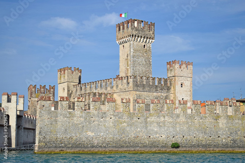 Castillo de Sirmeone en Italia Europa photo