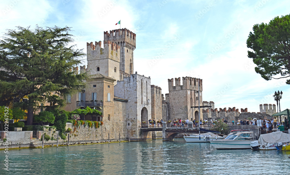 Castillo de Sirmeone en Italia Europa