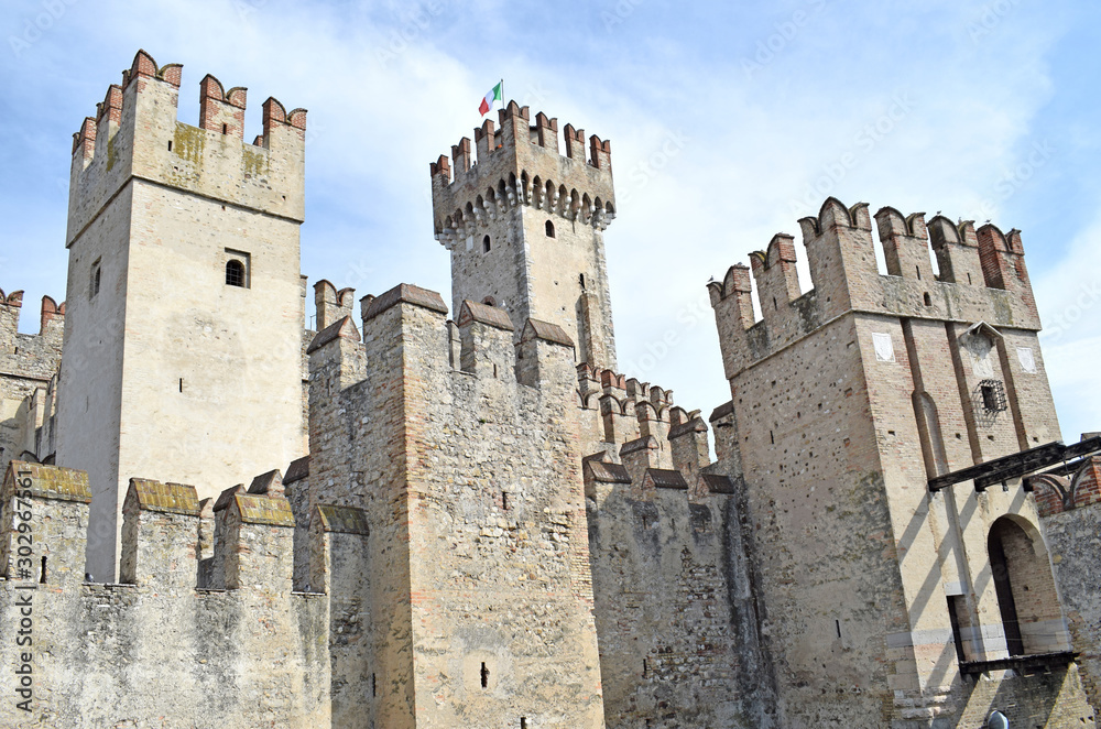 Castillo de Sirmeone en Italia Europa
